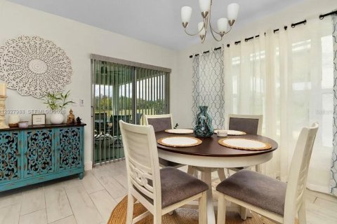 House in Davenport, Florida 4 bedrooms, 151.15 sq.m. № 2177471 - photo 17