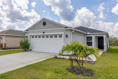 House in Davenport, Florida 4 bedrooms, 151.15 sq.m. № 2177471 - photo 2