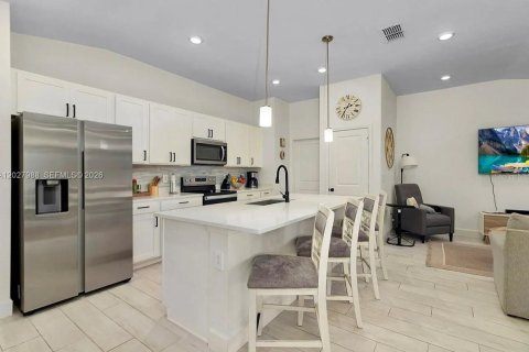House in Davenport, Florida 4 bedrooms, 151.15 sq.m. № 2177471 - photo 10