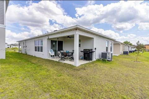 House in Davenport, Florida 4 bedrooms, 151.15 sq.m. № 2177471 - photo 8