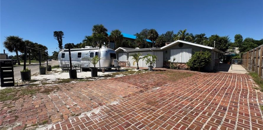 Villa ou maison à Nokomis, Floride 4 chambres, 250.56 m2 № 2415413
