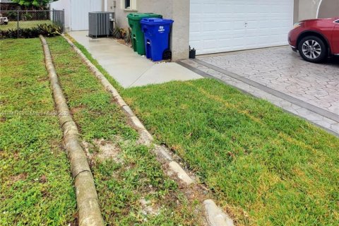 Commercial property in Miramar, Florida 1 bedroom, 151.62 sq.m. № 1848377 - photo 1