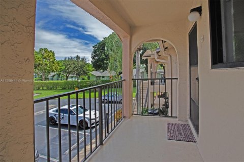 Condo in Boca Raton, Florida, 2 bedrooms  № 1943674 - photo 1