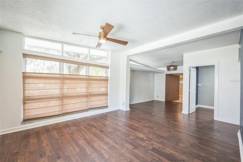 House in Tampa, Florida 3 bedrooms, 165.83 sq.m. № 1851171 - photo 13