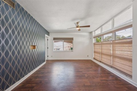 House in Tampa, Florida 3 bedrooms, 165.83 sq.m. № 1851171 - photo 9