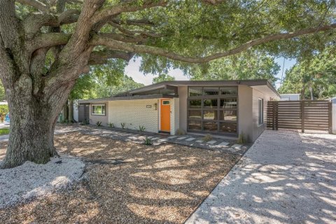 House in Tampa, Florida 3 bedrooms, 165.83 sq.m. № 1851171 - photo 1