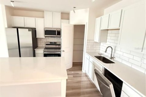 Townhouse in San Antonio, Florida 3 bedrooms, 157.38 sq.m. № 1914673 - photo 4