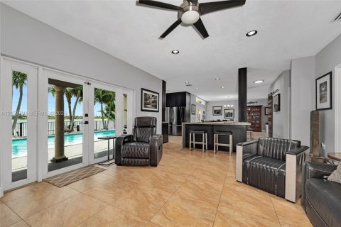 Casa en venta en Miami, Florida, 4 dormitorios, 221.85 m2 № 2275057 - foto 17