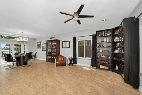 Casa en venta en Miami, Florida, 4 dormitorios, 221.85 m2 № 2275057 - foto 4