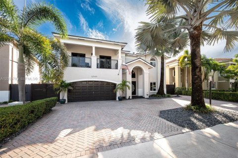 Casa en venta en Miami, Florida, 4 dormitorios, 221.85 m2 № 2275057 - foto 3
