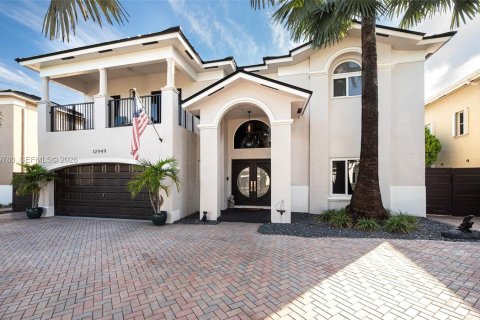 Casa en venta en Miami, Florida, 4 dormitorios, 221.85 m2 № 2275057 - foto 2