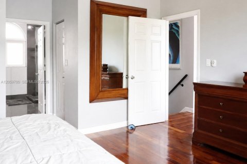 Casa en venta en Miami, Florida, 4 dormitorios, 221.85 m2 № 2275057 - foto 26
