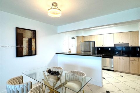 Condo in Surfside, Florida, 2 bedrooms  № 1889401 - photo 9