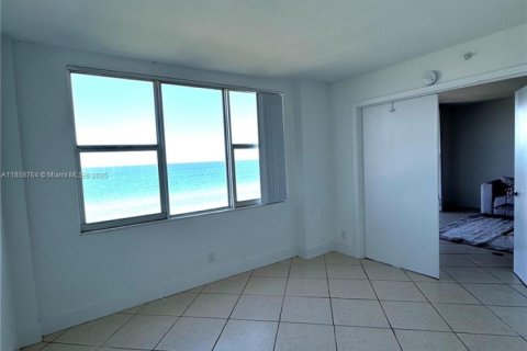 Condo in Surfside, Florida, 2 bedrooms  № 1889401 - photo 16