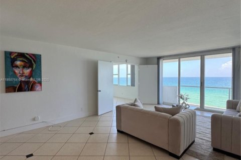 Condo in Surfside, Florida, 2 bedrooms  № 1889401 - photo 1
