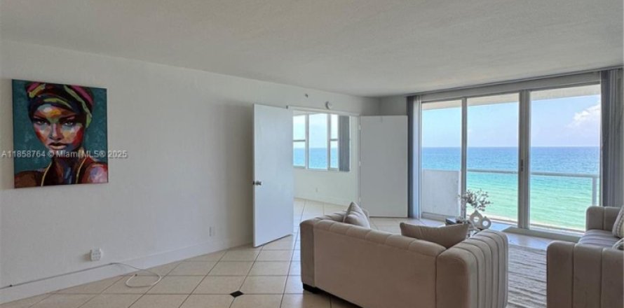 Condo in Surfside, Florida, 2 bedrooms  № 1889401