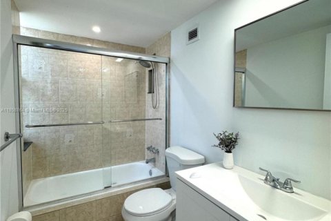 Condo in Surfside, Florida, 2 bedrooms  № 1889401 - photo 14