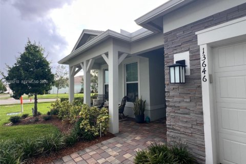 House in Port St. Lucie, Florida 3 bedrooms, 202.9 sq.m. № 2086404 - photo 3