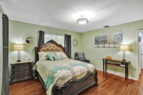House in North Miami, Florida 3 bedrooms, 172.05 sq.m. № 1924763 - photo 24