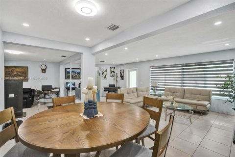 House in North Miami, Florida 3 bedrooms, 172.05 sq.m. № 1924763 - photo 11