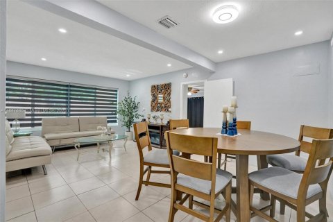 House in North Miami, Florida 3 bedrooms, 172.05 sq.m. № 1924763 - photo 12