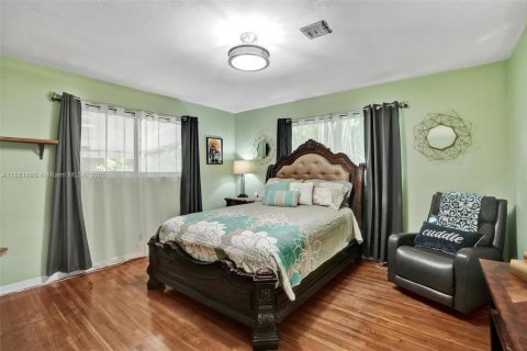House in North Miami, Florida 3 bedrooms, 172.05 sq.m. № 1924763 - photo 25