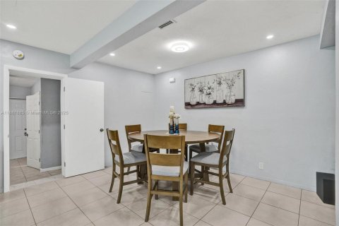 House in North Miami, Florida 3 bedrooms, 172.05 sq.m. № 1924763 - photo 9