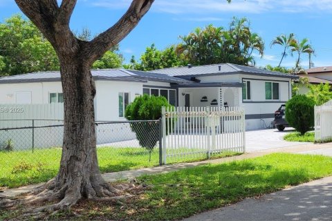 House in North Miami, Florida 3 bedrooms, 172.05 sq.m. № 1924763 - photo 2