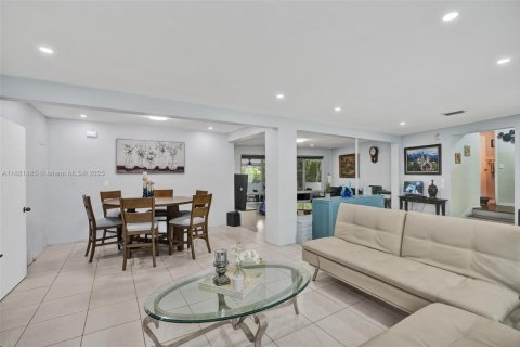 House in North Miami, Florida 3 bedrooms, 172.05 sq.m. № 1924763 - photo 10