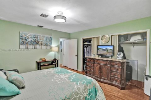 House in North Miami, Florida 3 bedrooms, 172.05 sq.m. № 1924763 - photo 23