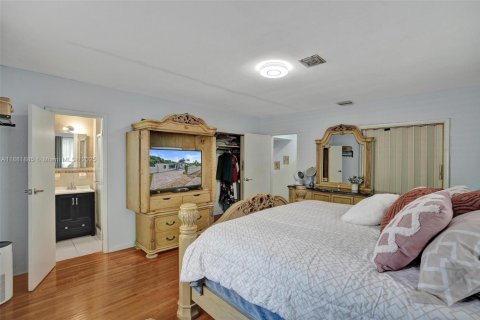 House in North Miami, Florida 3 bedrooms, 172.05 sq.m. № 1924763 - photo 19