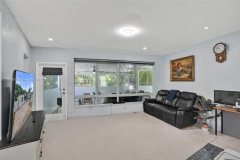 House in North Miami, Florida 3 bedrooms, 172.05 sq.m. № 1924763 - photo 13