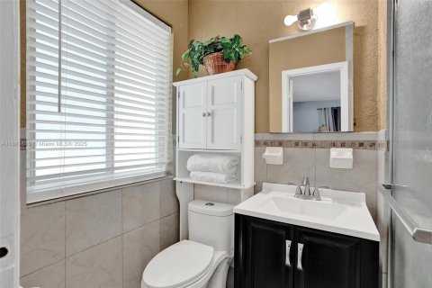 House in North Miami, Florida 3 bedrooms, 172.05 sq.m. № 1924763 - photo 22