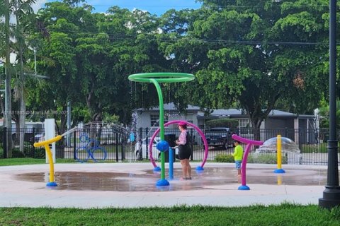 House in North Miami, Florida 3 bedrooms, 172.05 sq.m. № 1924763 - photo 7