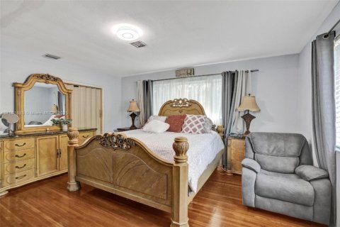 House in North Miami, Florida 3 bedrooms, 172.05 sq.m. № 1924763 - photo 18