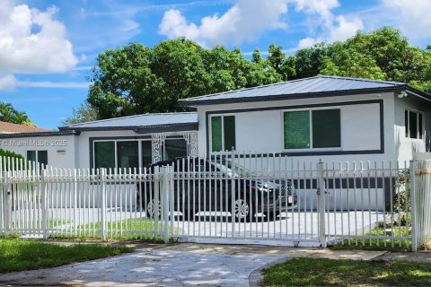 House in North Miami, Florida 3 bedrooms, 172.05 sq.m. № 1924763 - photo 3
