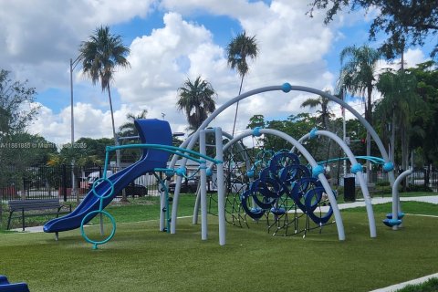 House in North Miami, Florida 3 bedrooms, 172.05 sq.m. № 1924763 - photo 4