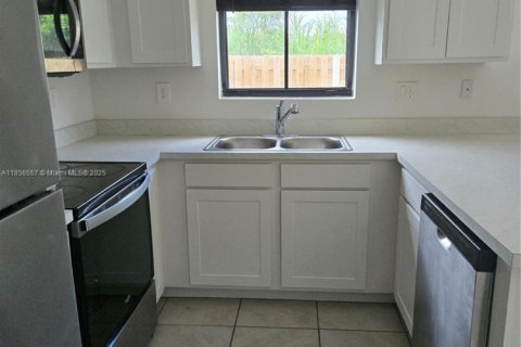 House in Florida City, Florida 3 bedrooms, 132.66 sq.m. № 1882280 - photo 11