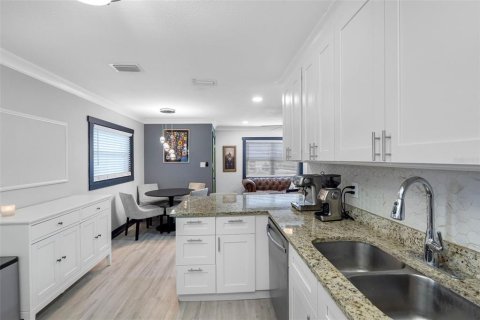 Villa ou maison à vendre à Tampa, Floride: 2 chambres, 76.37 m2 № 2322709 - photo 8