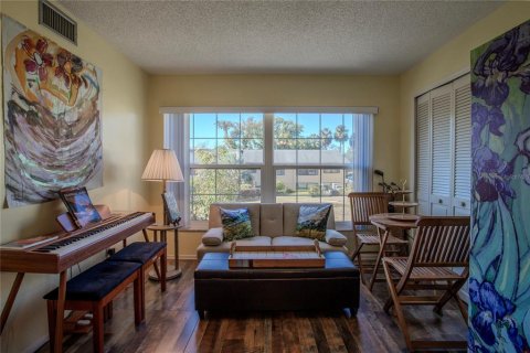 Condo in Mount Dora, Florida, 2 bedrooms  № 1516259 - photo 11
