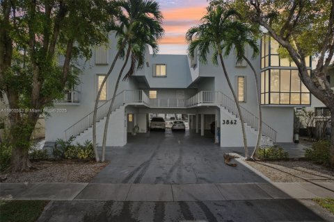 Copropriété à vendre à North Miami Beach, Floride: 2 chambres, 111.48 m2 № 1952897 - photo 2