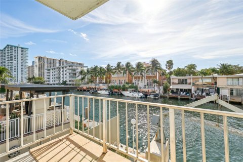 Copropriété à vendre à North Miami Beach, Floride: 2 chambres, 111.48 m2 № 1952897 - photo 30