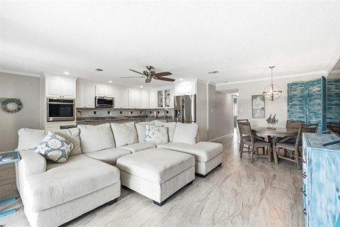 Condo in Largo, Florida, 2 bedrooms  № 2200200 - photo 9