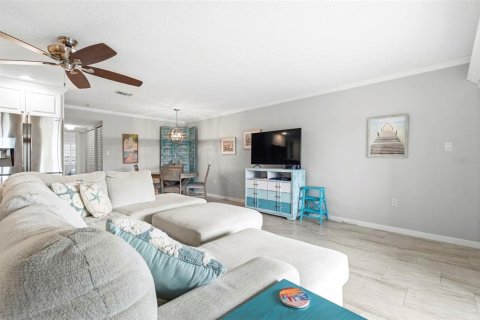 Condo in Largo, Florida, 2 bedrooms  № 2200200 - photo 18