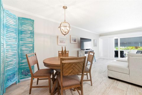 Condo in Largo, Florida, 2 bedrooms  № 2200200 - photo 19