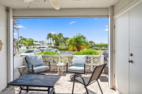 Condo in Largo, Florida, 2 bedrooms  № 2200200 - photo 13