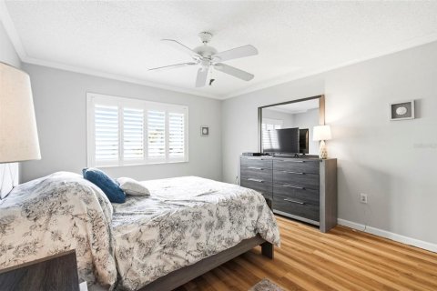 Condo in Largo, Florida, 2 bedrooms  № 2200200 - photo 24