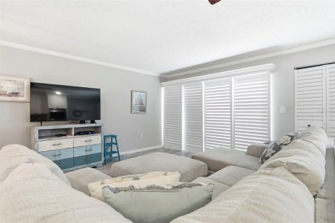 Condo in Largo, Florida, 2 bedrooms  № 2200200 - photo 11