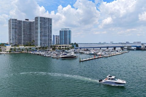 Condominio en venta en North Bay Village, Florida, 2 dormitorios, 95.69 m2 № 2158064 - foto 4