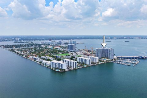 Condominio en North Bay Village, Florida, 2 dormitorios  № 2158064